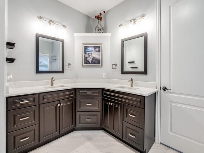 Building Photo - 3250 Woodbine Tr