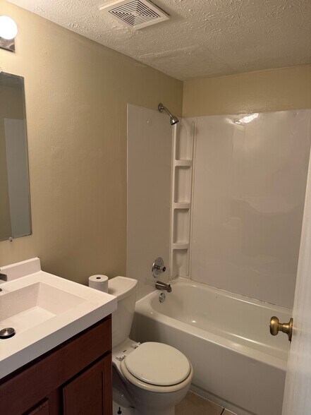 Building Photo - 5380 Eastgate Dr