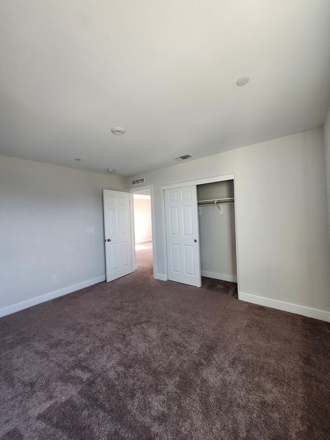 Building Photo - Beautiful Plumas Lake home on a large lot with SOLAR