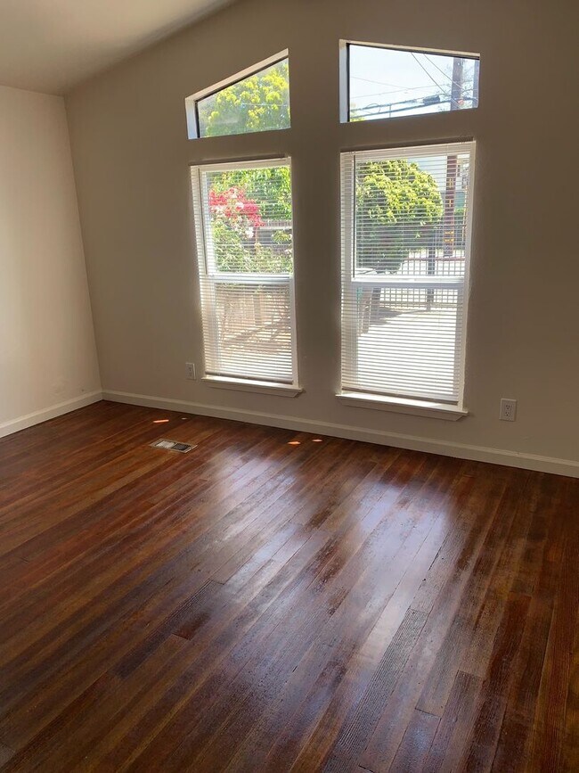 Building Photo - 1/2 Off First Month's Rent, 2Bdrm, 1Bath, ...