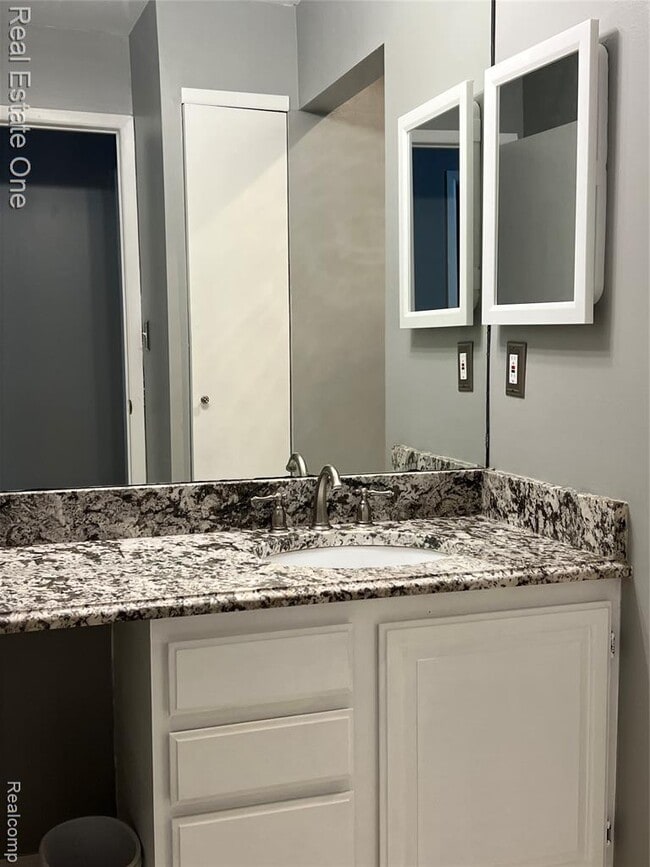 Building Photo - 754 E Fox Hills Dr