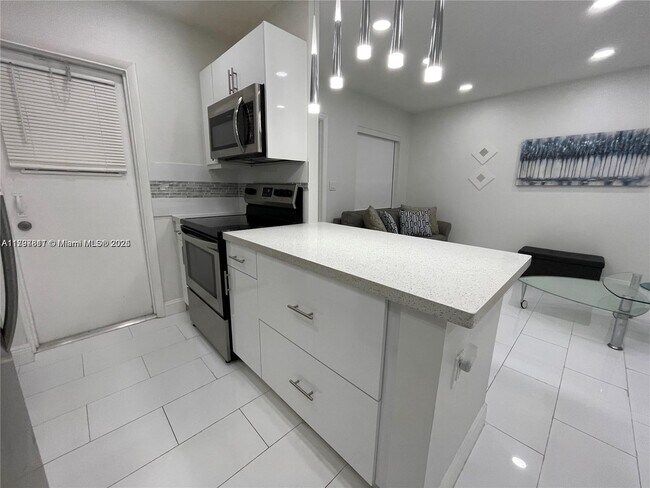 Building Photo - 1407 NE 56th St