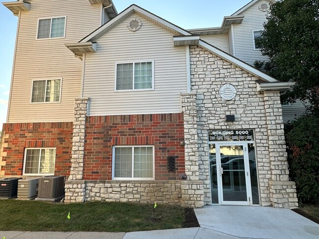 Primary Photo - 3 Bedroom Apartment Style Condo in West De...