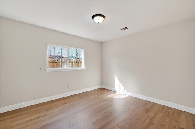 Building Photo - 5530 Oak Falls Dr
