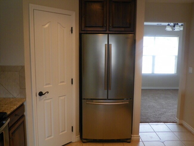 Building Photo - SPECTACULAR NEWER HOME, FIREPLACE, FORMAL ...