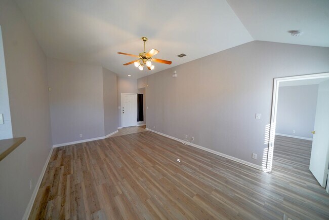 Building Photo - Beautifully Renovated Home Now Available in Converse.  Realtor Commission: $500