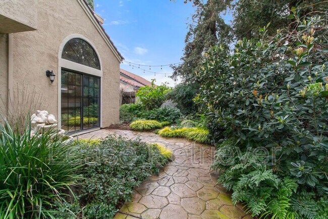 Building Photo - 1921 Ridgemont Way