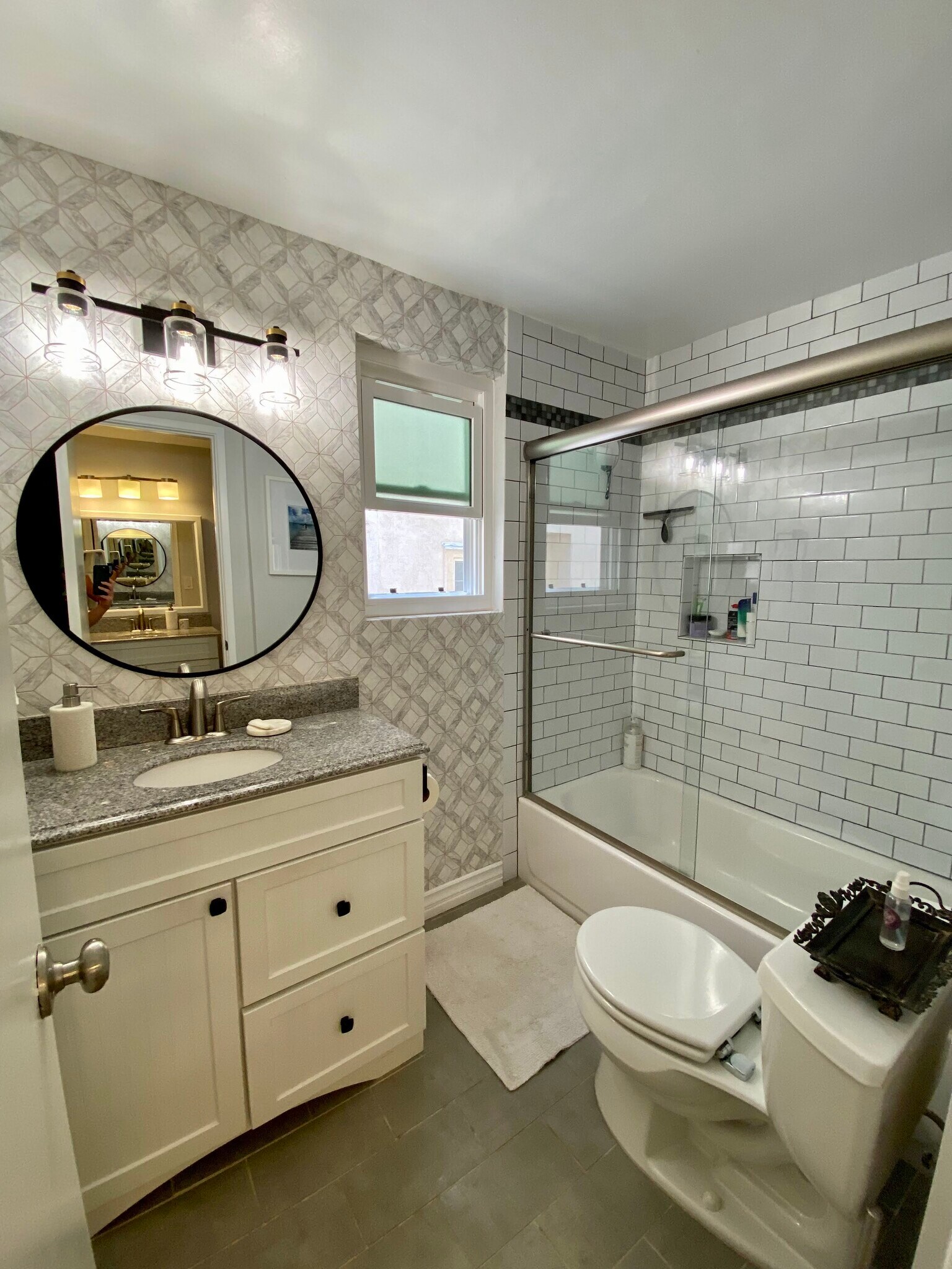 Master bathroom - 11820 Mayfield Ave