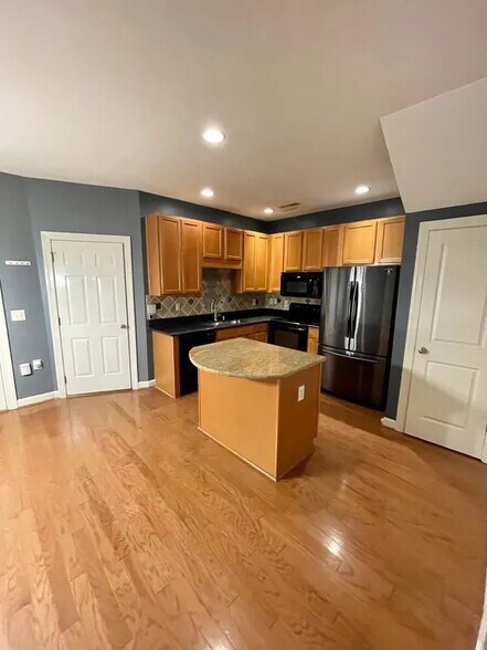 Building Photo - Room in Townhome on Autumn Mist Dr