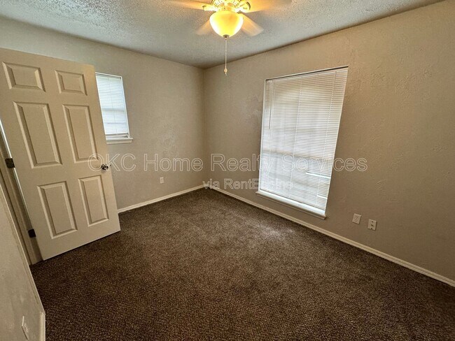 Building Photo - 8417 S Villa Ave