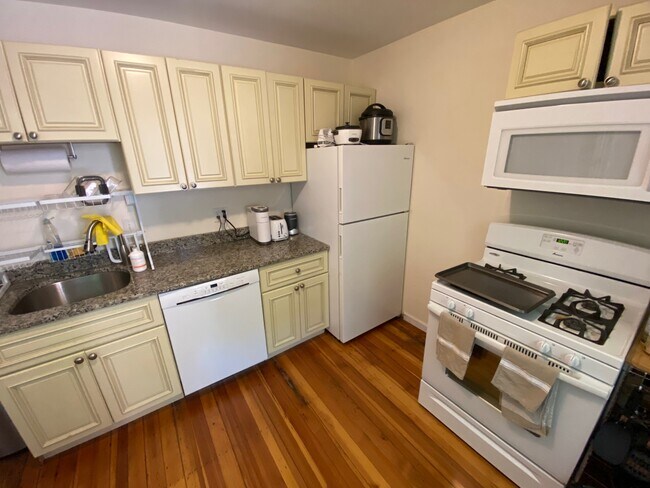 Building Photo - 53 Joy St