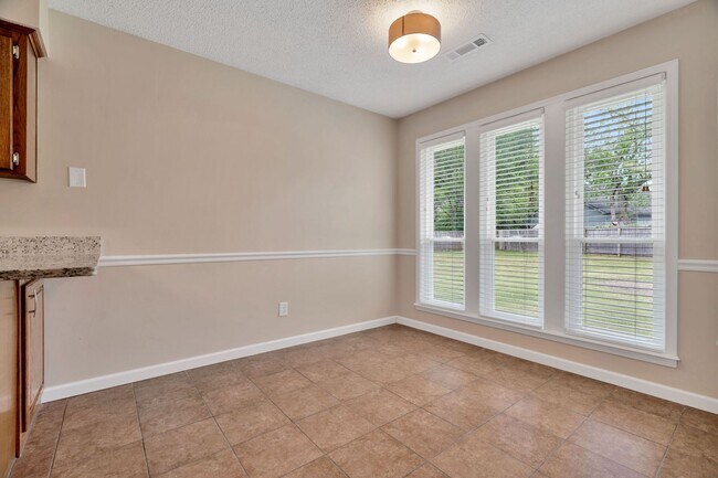 Building Photo - Beatifully Updated East Fay Home! Must See!