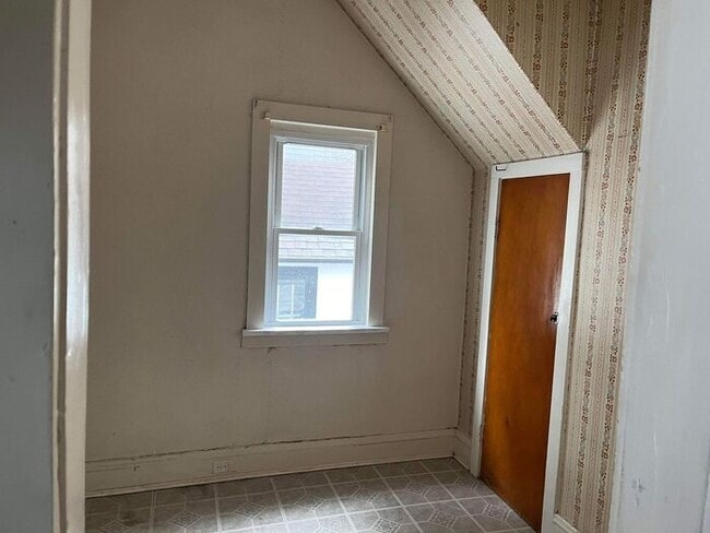 Building Photo - 2 Bedroom | 1 Bathroom | $1,150