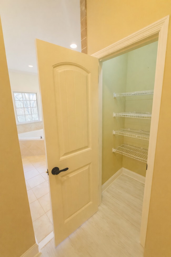 Building Photo - 736 River N Blvd