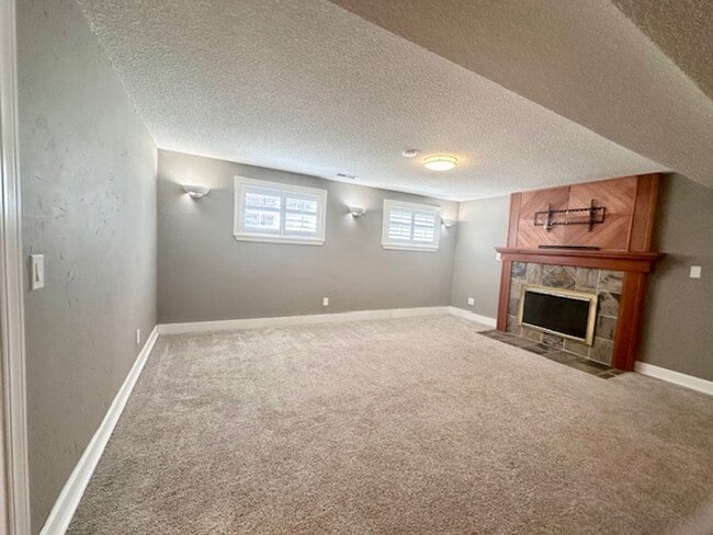 Building Photo - Charming 4 Bedroom Residence with Expansive Yard
