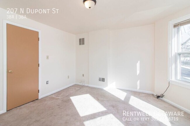 Building Photo - GORGEOUS TOWNHOME