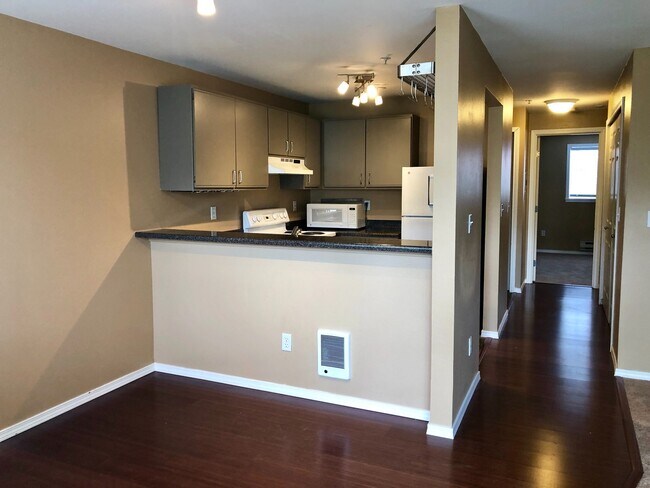 Building Photo - 1 Bedroom Near Lake Washington With Pool!