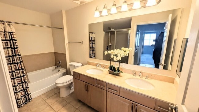 Building Photo - ANNUAL TURNKEY FURNISHED downtown Sarasota in luxury condominium!