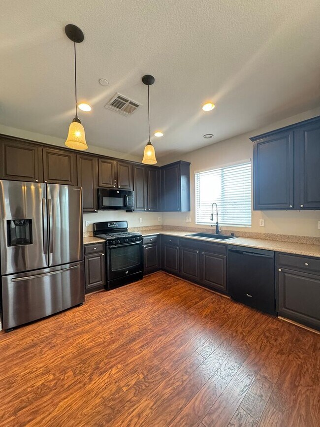 Building Photo - Adorable 3-Bed, 3-Bath Home in Gated Commu...