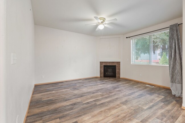 Building Photo - Move in special - same rate with lease to ...