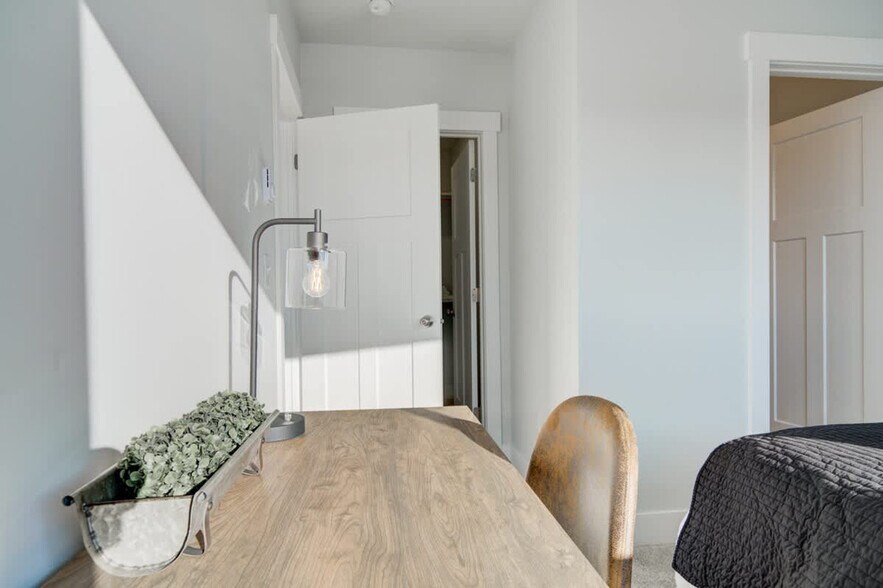 Building Photo - 5242 Fallon St