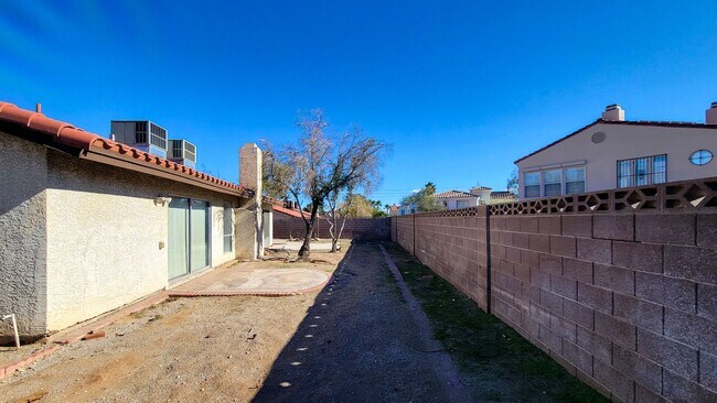 Building Photo - 8525 Del Rey Ave