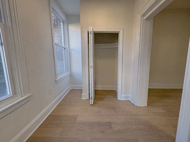 Building Photo - 2039 Green St