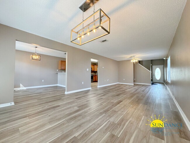 Building Photo - Stylishly Updated 3BR Home Minutes from Destin Harbor & Henderson Beach!