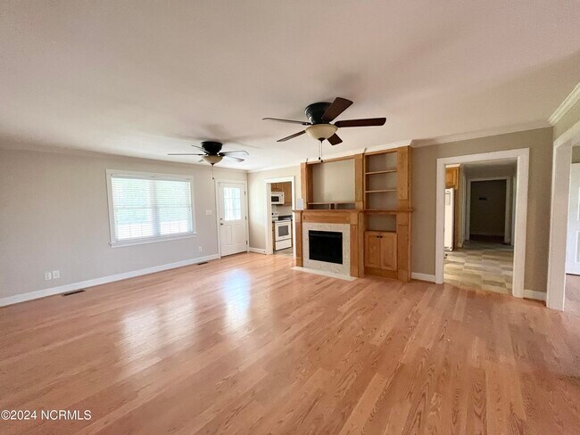 Building Photo - 325 Gliden Rd