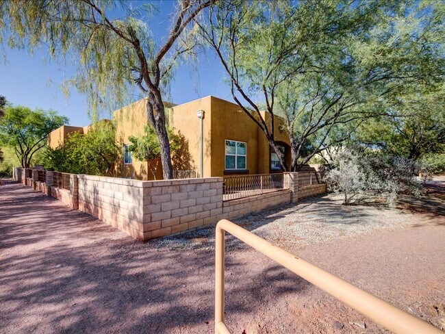 Building Photo - 10570 E Eleanor Maldonado Pl