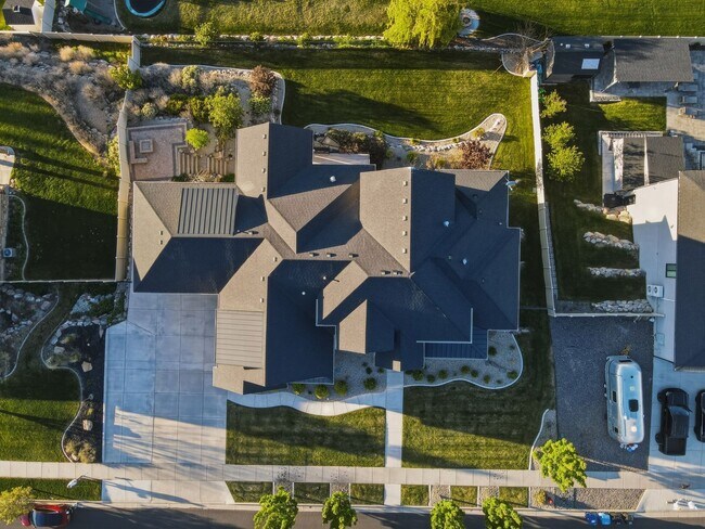 Building Photo - Luxurious Herriman 6 Bed with Indoor Court, Theater & Stunning Views!!!