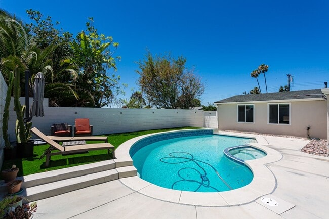 Building Photo - Contemporary Birdland Residence