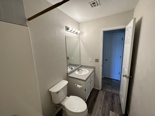 Building Photo - 1306 Cresent St