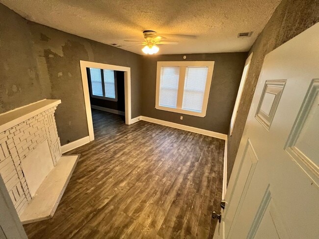 Building Photo - MOVE IN READY