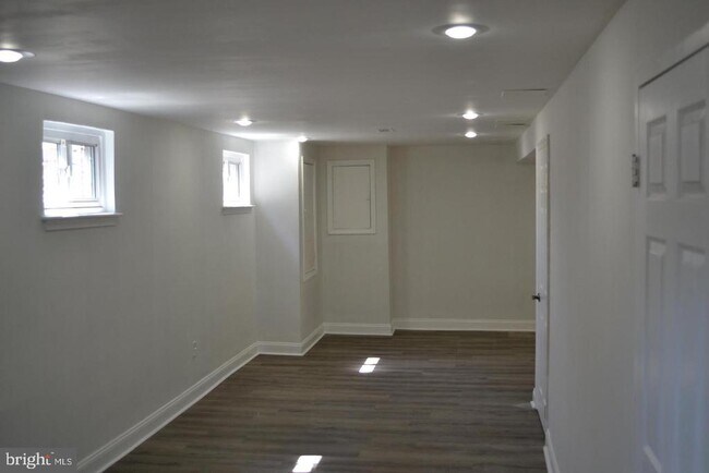 Building Photo - 425 Kennedy St NE