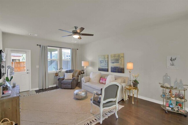 Building Photo - 305 Satsuma Dr
