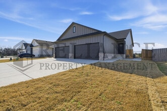 Building Photo - 5263 N Pinecrest Ct