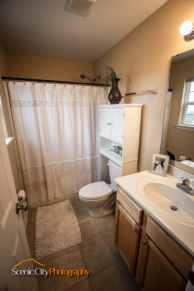 Building Photo - 1914 Dupont St