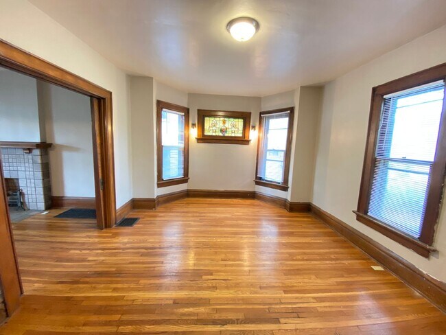Building Photo - 2329 Indianola Ave