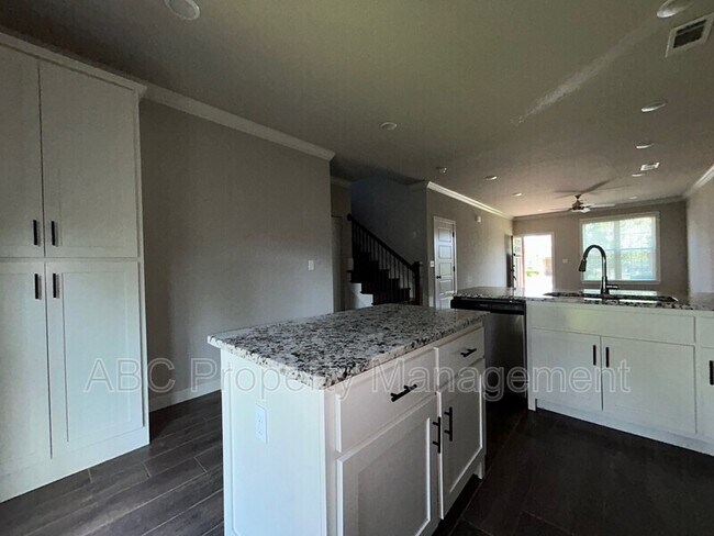 Building Photo - 3205 SW Hillstone Ave