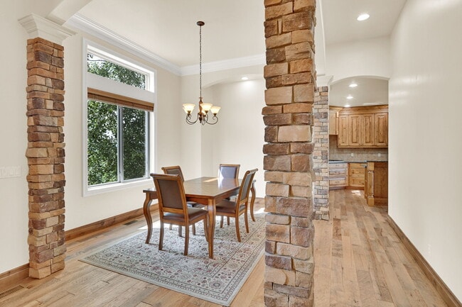 Building Photo - 3573 N Elkview Dr