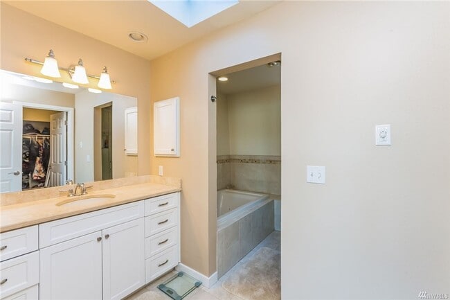 Building Photo - Stunning Lake Sammamish 50 Foot Waterfront...