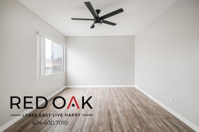 Building Photo - 15405 Vanowen St