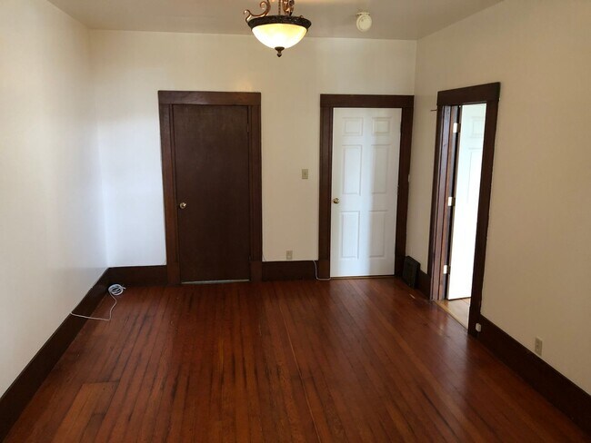Building Photo - Classic spacious San Francisco Flat in popular Inner Sunset District w/garage parking! OPEN HOUSE...