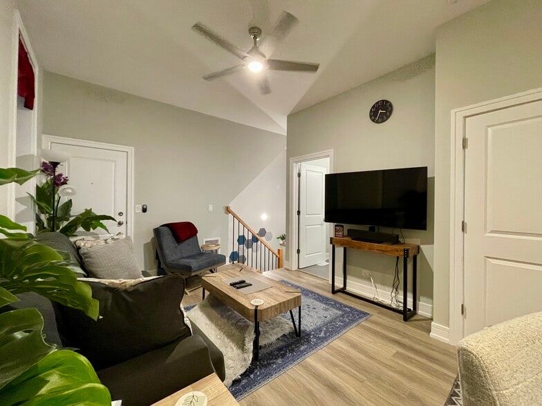 Building Photo - 1725 N Honore St