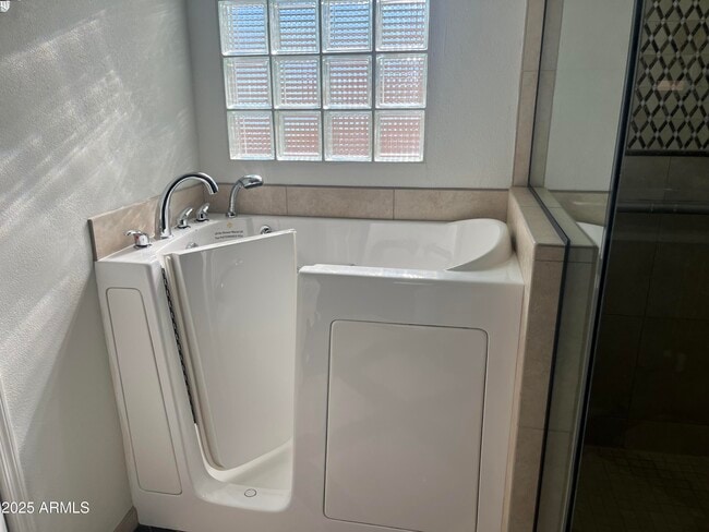 Building Photo - 3721 S Hawthorn Dr