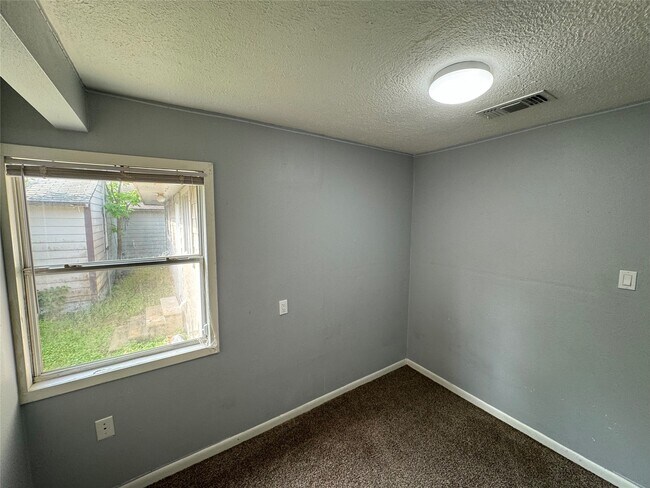 Building Photo - 509 Stimpson St