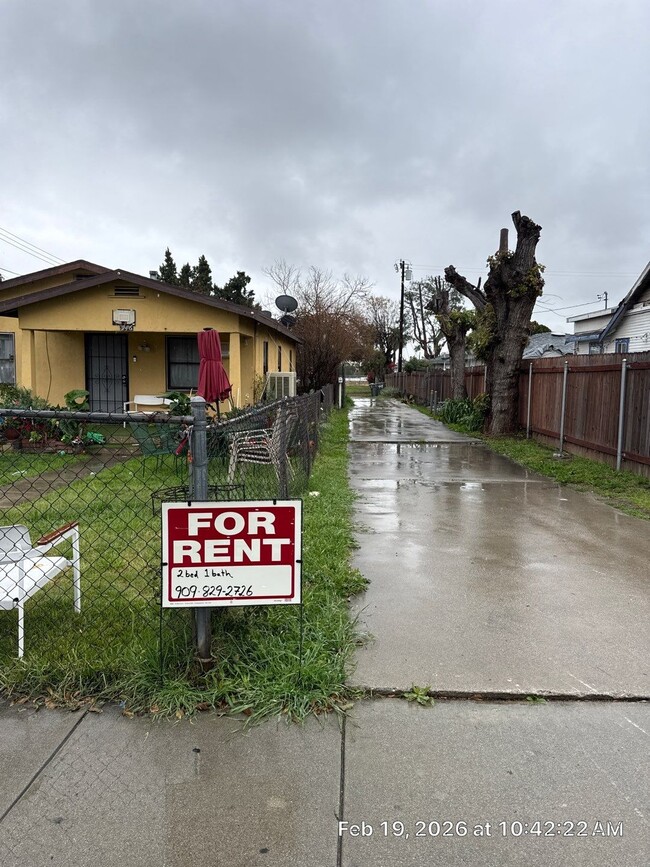 Building Photo - 946-948 E Nocta