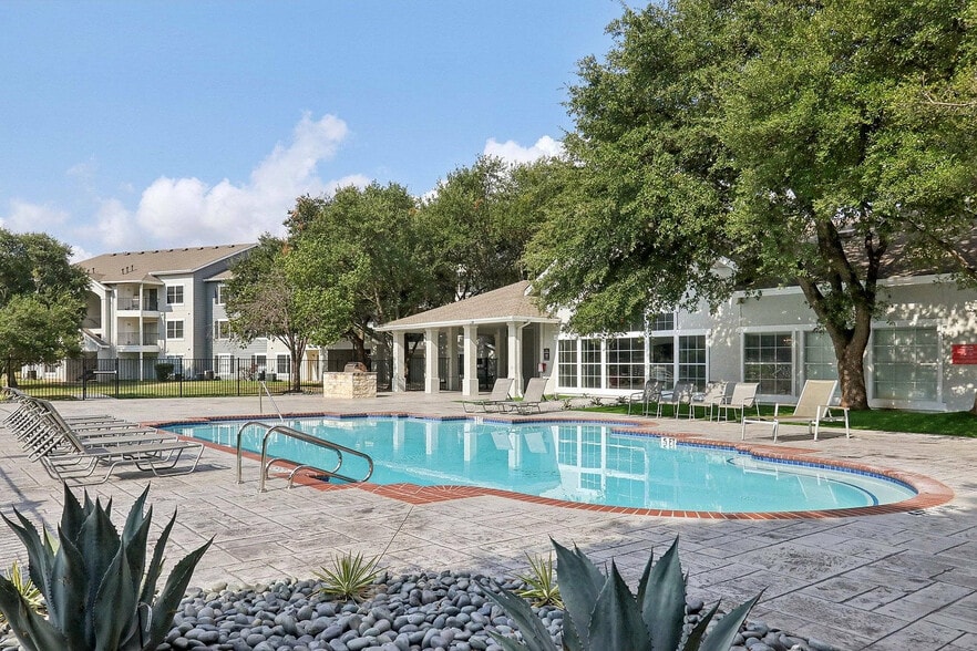 Primary Photo - Avonmora Apartments