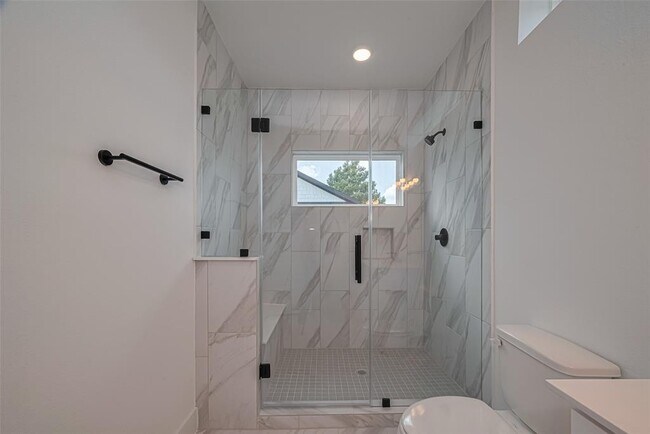 Building Photo - 1352 W 24th St